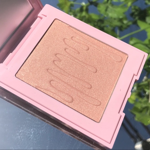 QUEEN DRIP Highlighter Illuminating Powder - Picture 7 of 12